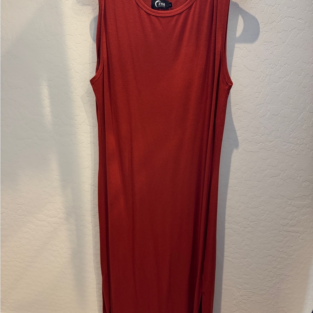 Elegant Sleeveless Rust Color Dress